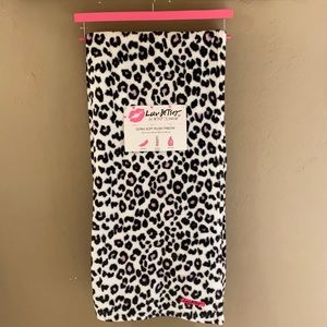 NWT Betsey Johnson Leopard Print Ultra Soft Plush Throw Blanket